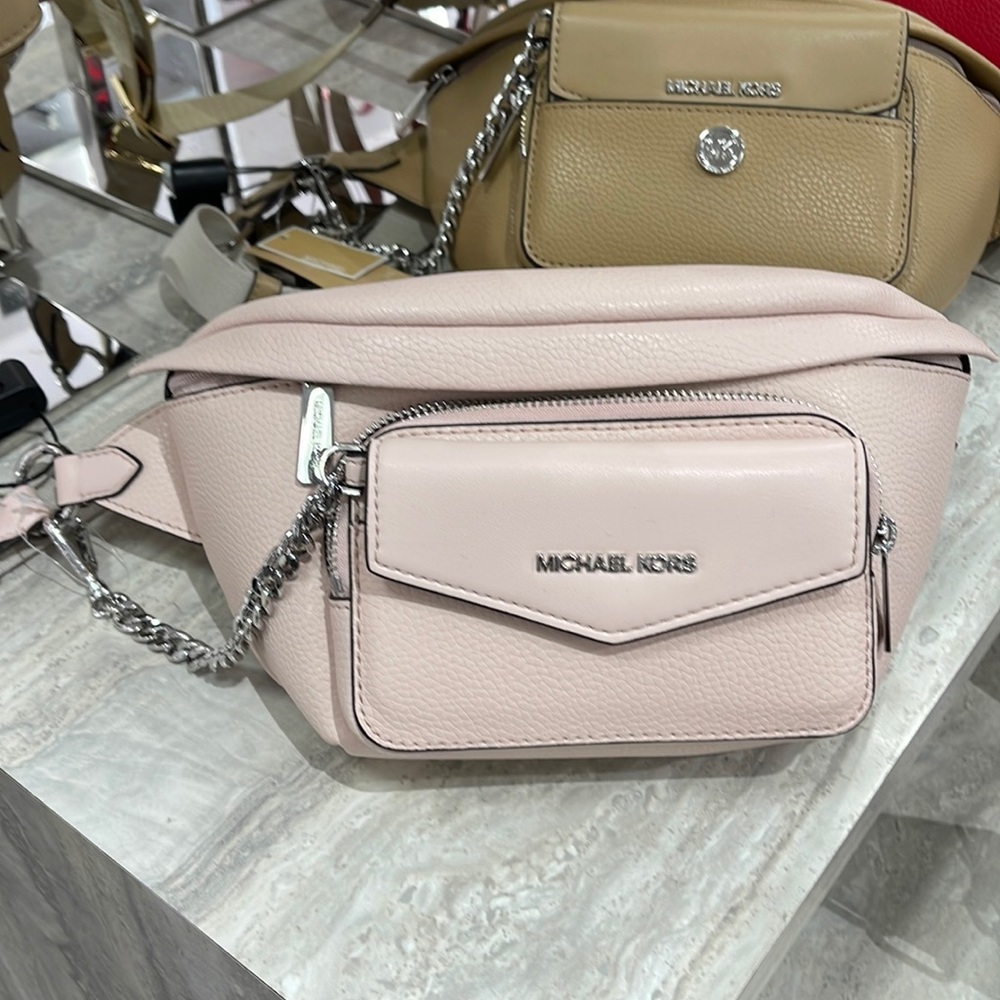 MICHAEL KORS
Maisie Large Pebbled Leather 2-in-1 Sling Pack
LT Powder Blush
NWT